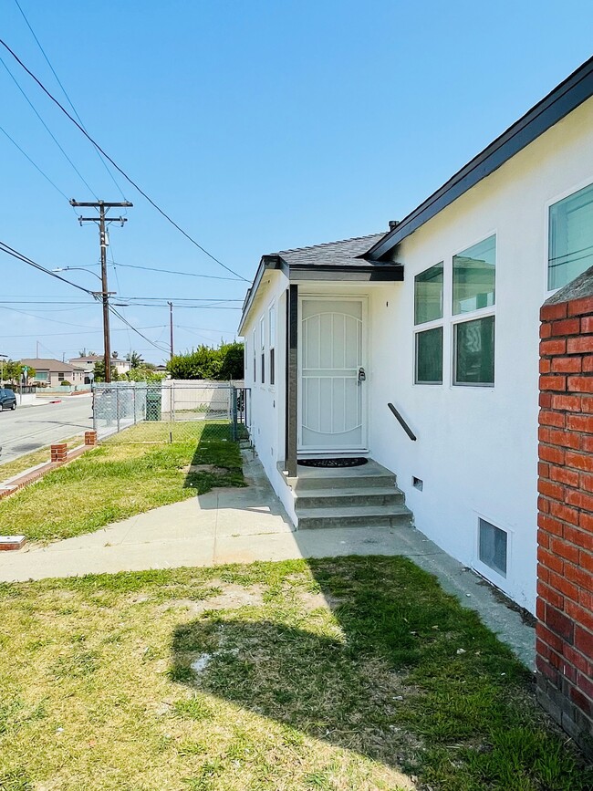 Entry way - pix 2 (with side lawn) - 11802 Acacia Ave