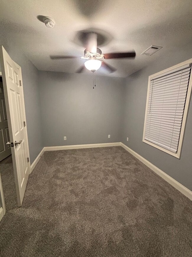 Foto del edificio - Charming & Spacious Three Bedroom, Two Bathroom Single Family Home