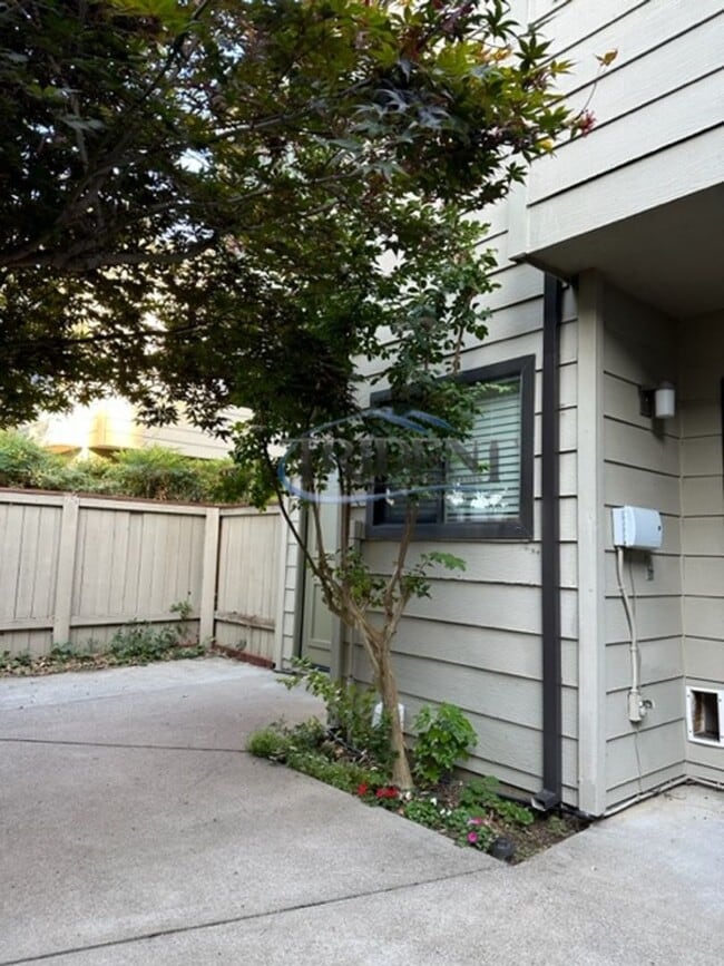 Building Photo - 3 bedroom, 2 ½ bath townhouse, located in The Grove gated community