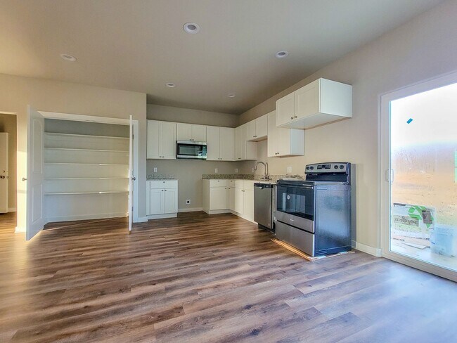 Foto del edificio - 3840 Skylane Ave
