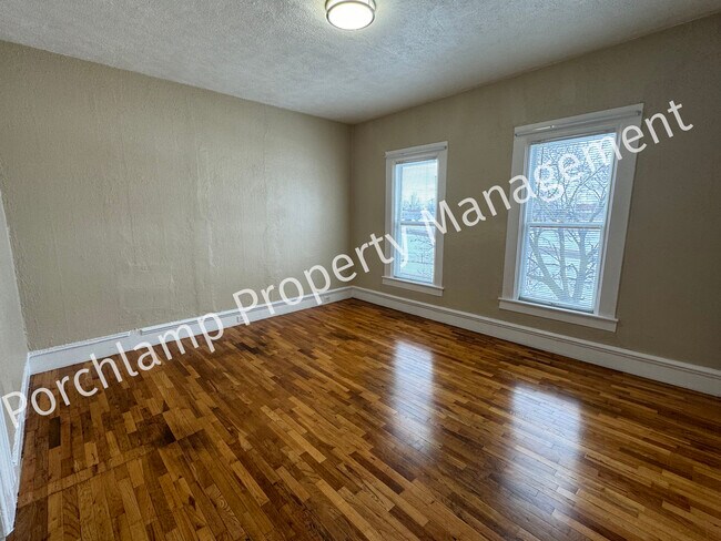 Building Photo - 843 2nd St NW