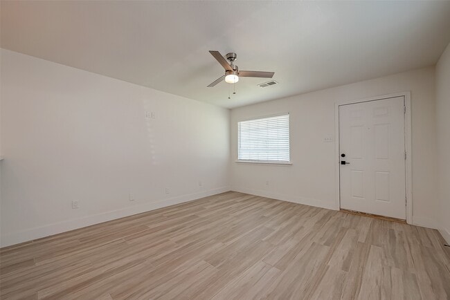 Building Photo - 915 Adele St