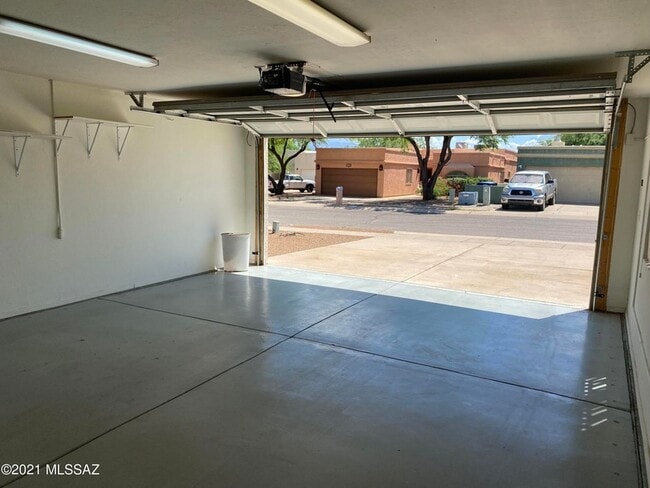 Building Photo - 3911 N Vine Tree Pl