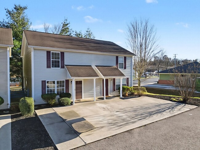 Building Photo - Knoxville 37912 - 2 bedroom 1.5 bath condo - call Jean Chung 865-386-1022