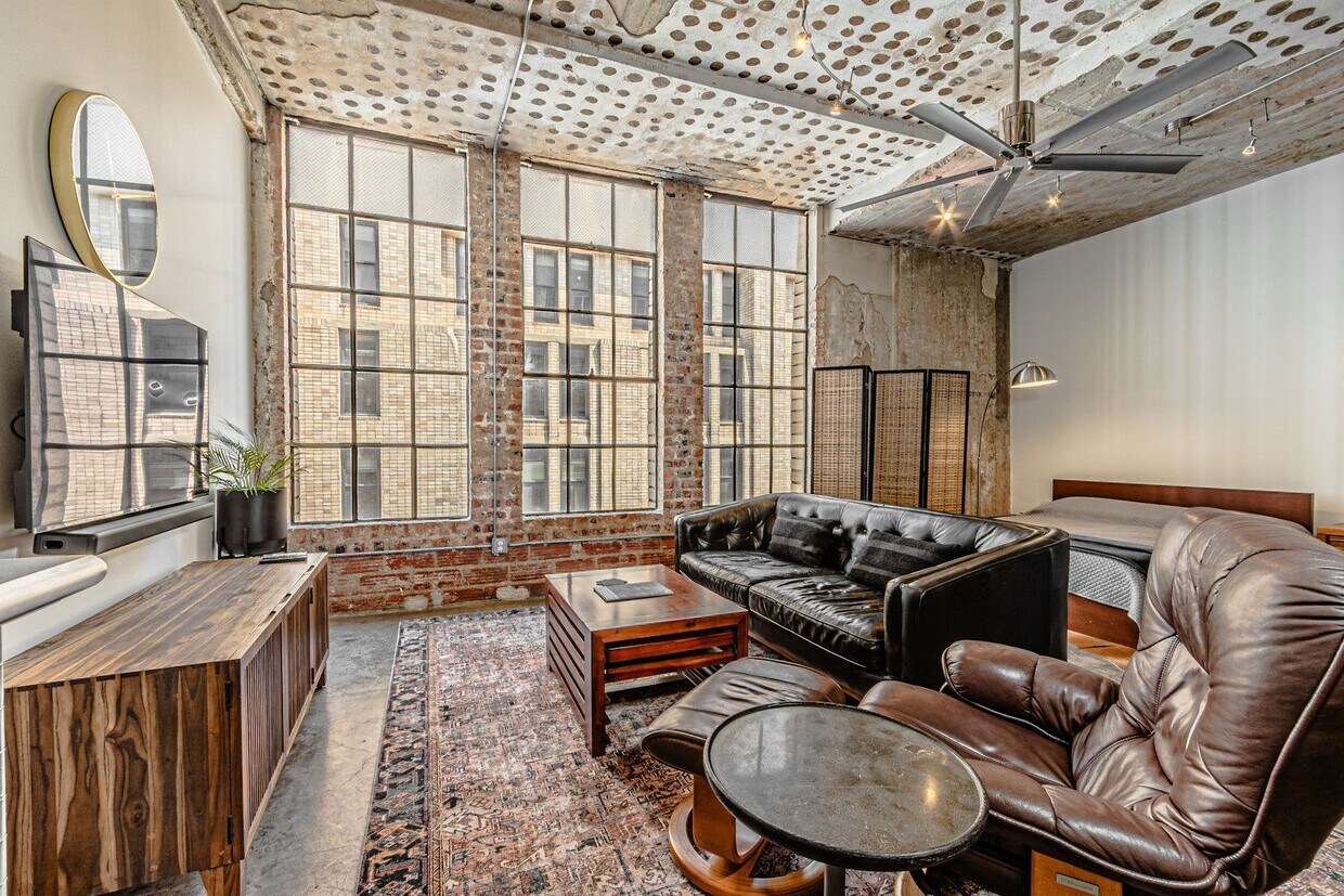 Foto principal - Modern Studio Loft in Downtown Dallas – Water & Internet Included in the Rent ($500 Off First Mon...