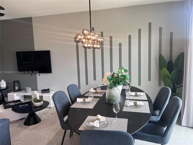 Building Photo - 640 SE 14th St