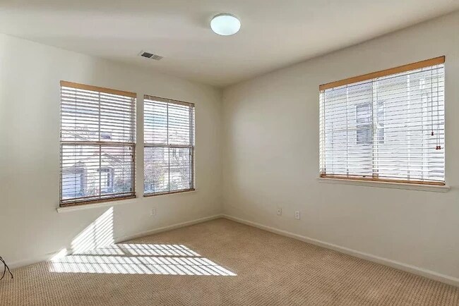 Foto del edificio - 283 Zoria Farms Ln