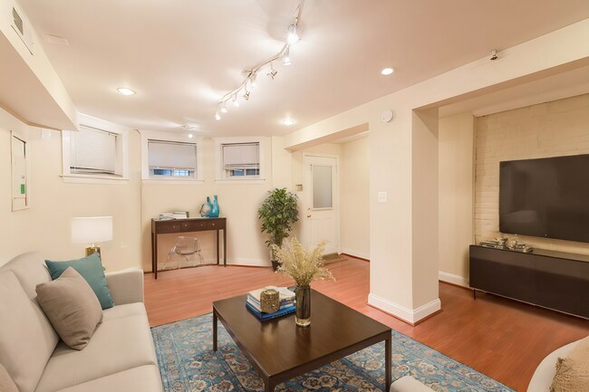 Foto del edificio - 3424 13th St NW