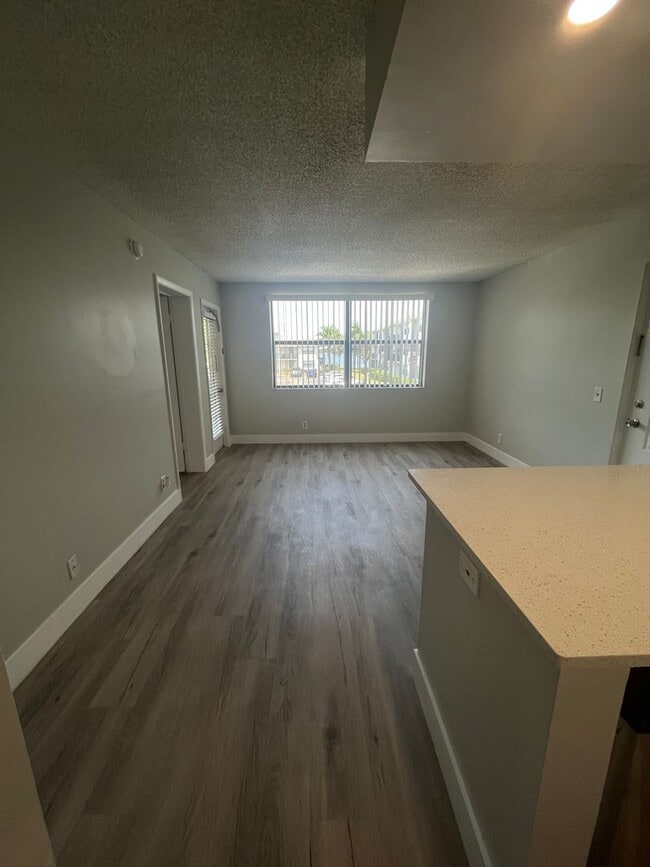 Building Photo - ONE BEDROOM ONE BATHROOM ! WITH W/D!!