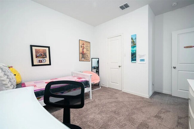 Foto del edificio - Stylish 4-bedroom home with quartz kitchen, luxury flooring, covered patio, and resort-style amen...
