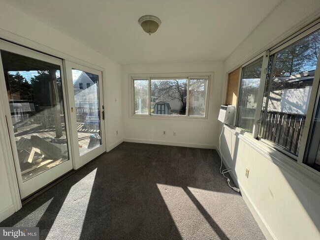 Building Photo - 118 N Brookside Dr