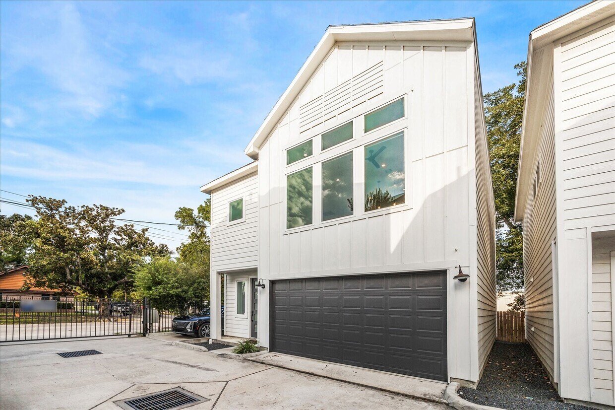 Foto principal - 105 W Whitney St
