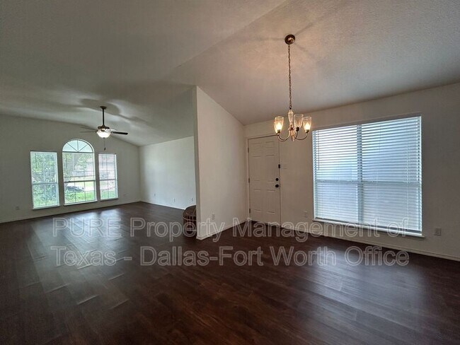 Building Photo - 5945 Ravenya St