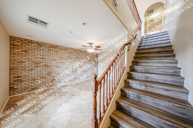 Foto del edificio - 2353 E Huntington Dr