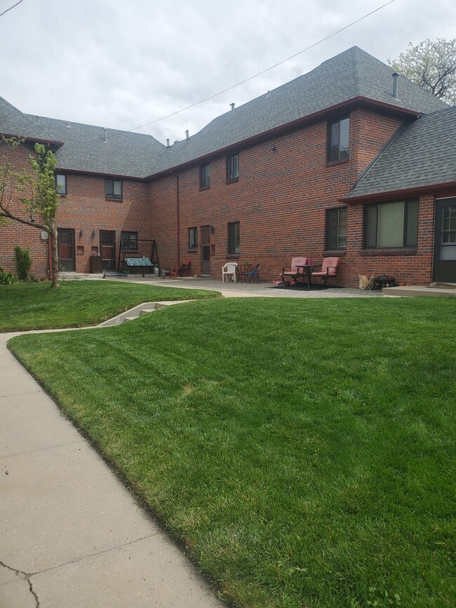 courtyard - 3335 N Harrison St Townhome