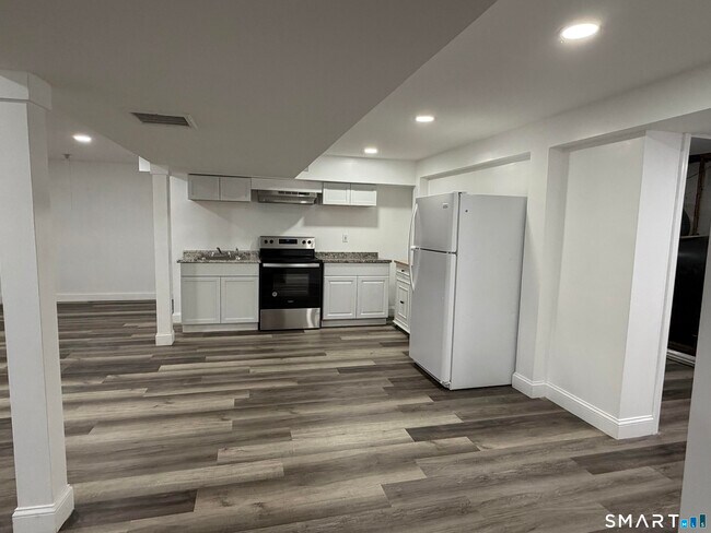 Foto del edificio - 96 Neill Dr