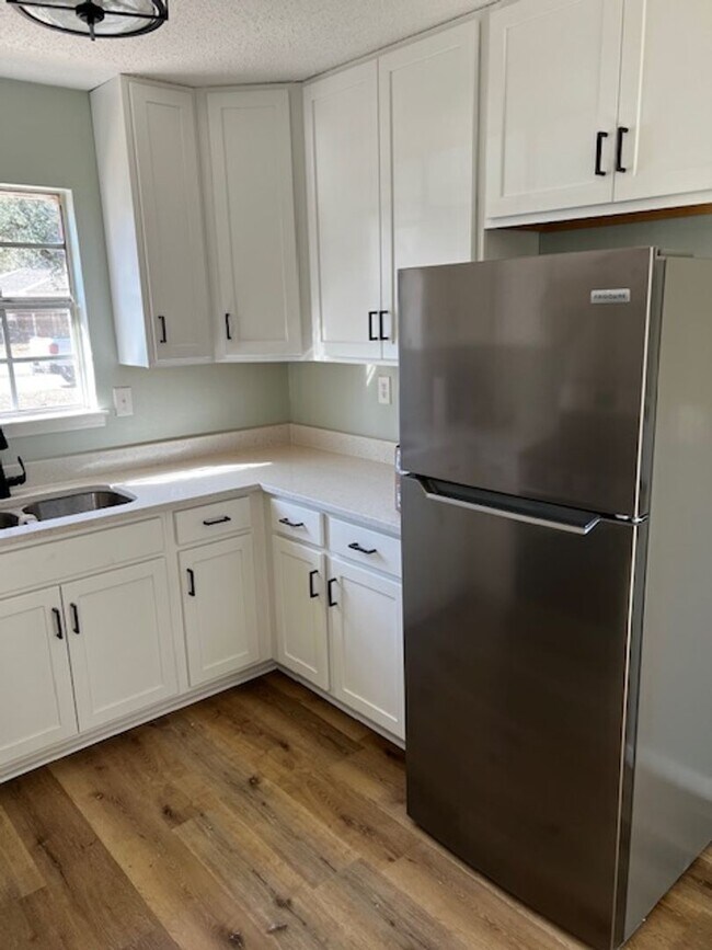 Foto del edificio - 3/2 Large Backyard, NEWLY renovated Kitchen & Baths