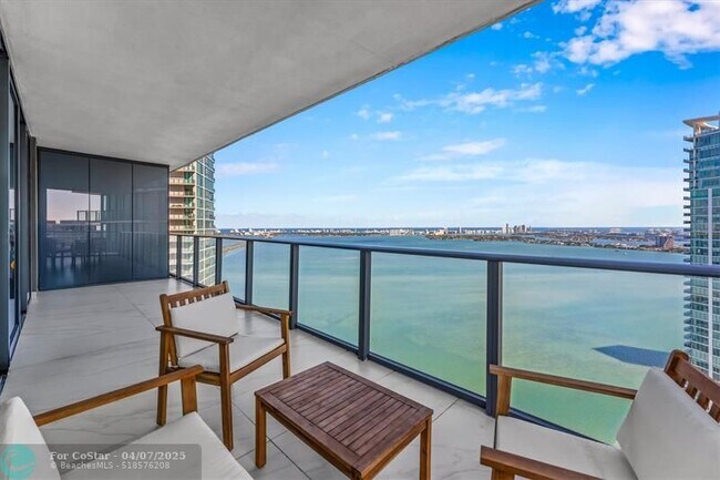 Foto del edificio - 650 NE 32nd St