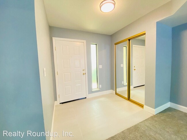 Building Photo - 3 br, 2.5 bath House - 2555 Higgins Rd