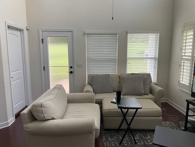 Foto del edificio - End Unit Townhome For Rent in Berewick Vil...