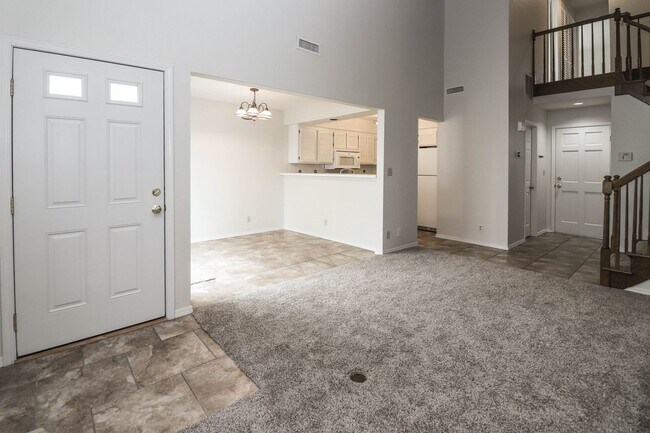 Building Photo - Lovely South Tulsa location close to shopping and restaurants