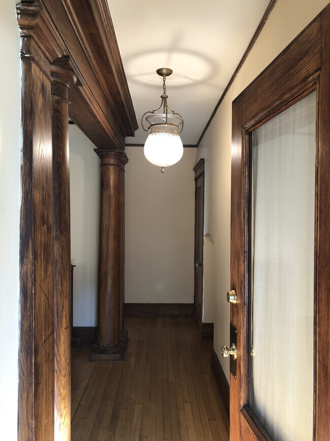 Entry hallway - 640 Orange St