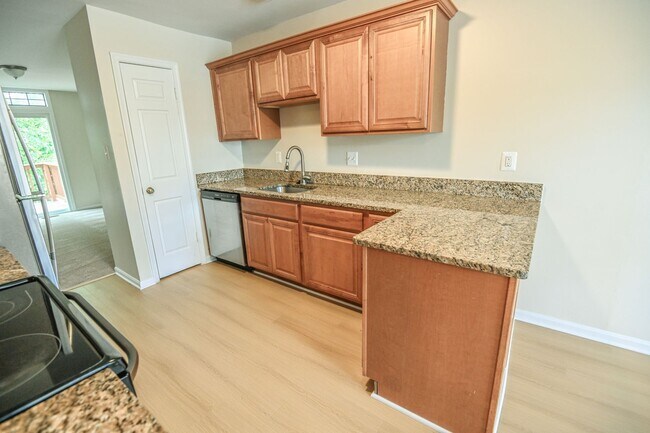 Foto del edificio - 4-bedroom townhome in Laurel Lakes