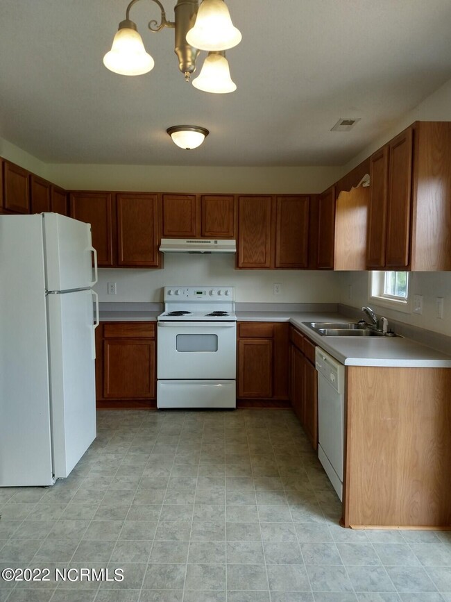 Building Photo - 108 E Coopers Ct