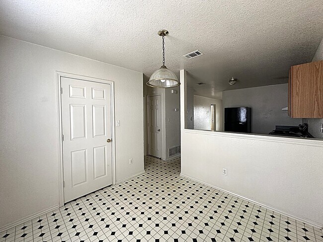 Foto del edificio - 2801 Cantabrian Dr