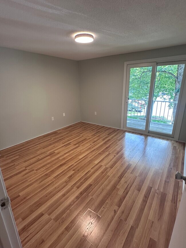 Dormitorio con puerta corrediza que da al balcón. - 6 Walden Dr