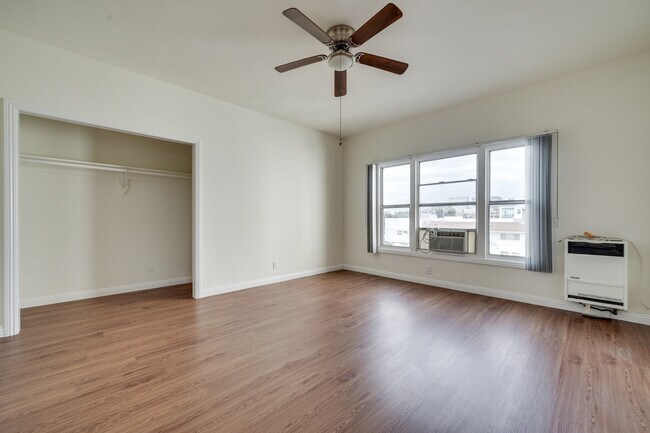 Foto del edificio - 1056 5/3 Normandie Ave-301C