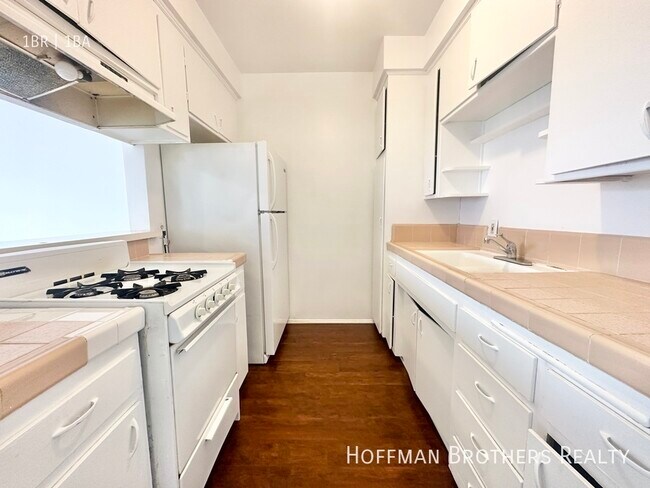 Building Photo - 7171 Lexington Ave