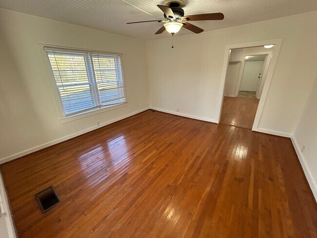 Foto del edificio - 2/2 House with a Bonus Room- $1,295