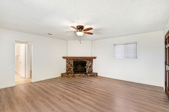 Foto del edificio - 677 N Tulare Way