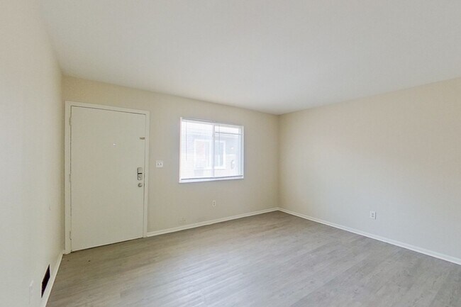 Foto del edificio - 2450-2452 Hiawatha St