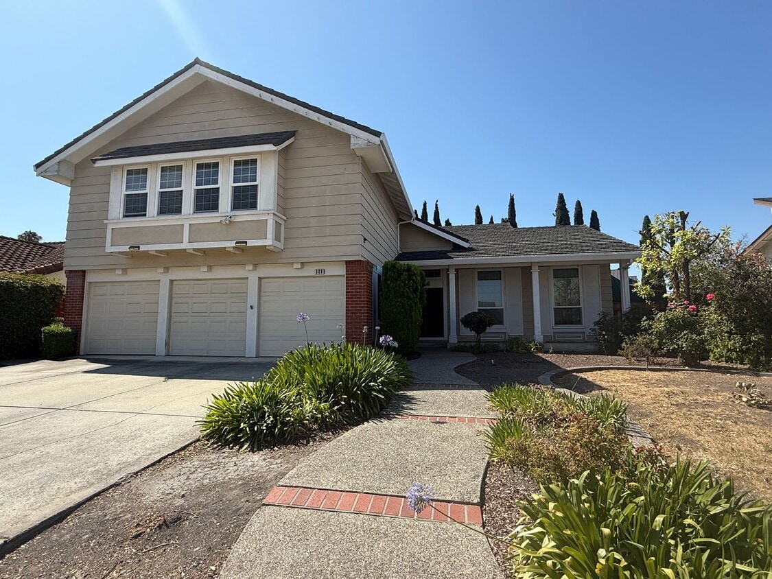 Primary Photo - Spacious Updated 4 Bedroom 2.5 Bath Home i...