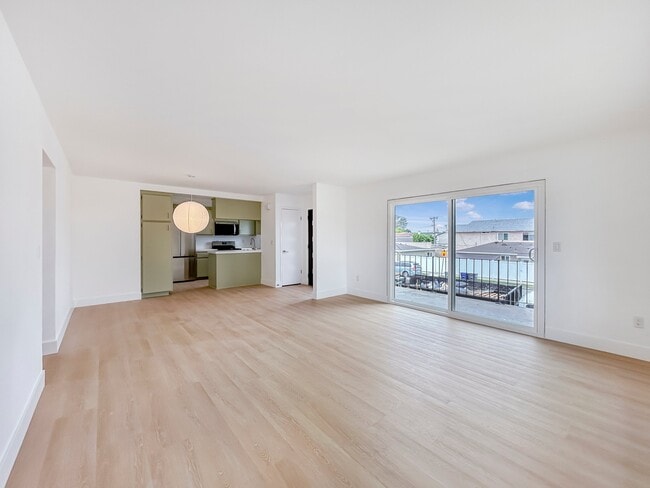 Building Photo - 3332-10863 Florista St