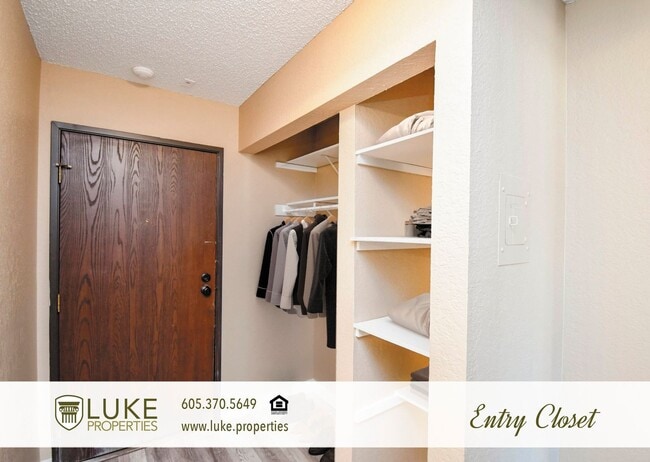 Building Photo - 405 S Sycamore Ave