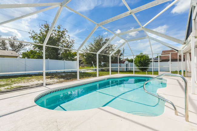 Foto del edificio - Covered Patio & Sparkling Pool in Deltona,...