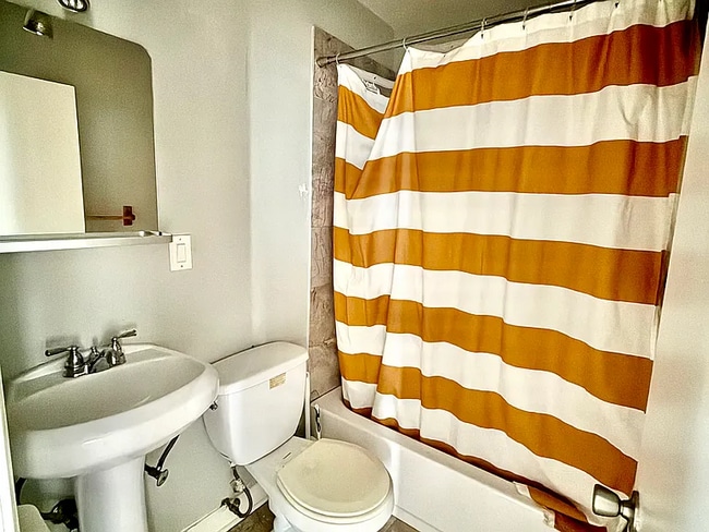 Foto del edificio - 2110 N Western Ave