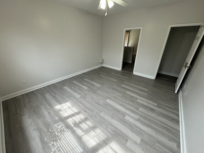 Foto del edificio - 1052 Tanyard Springs Dr
