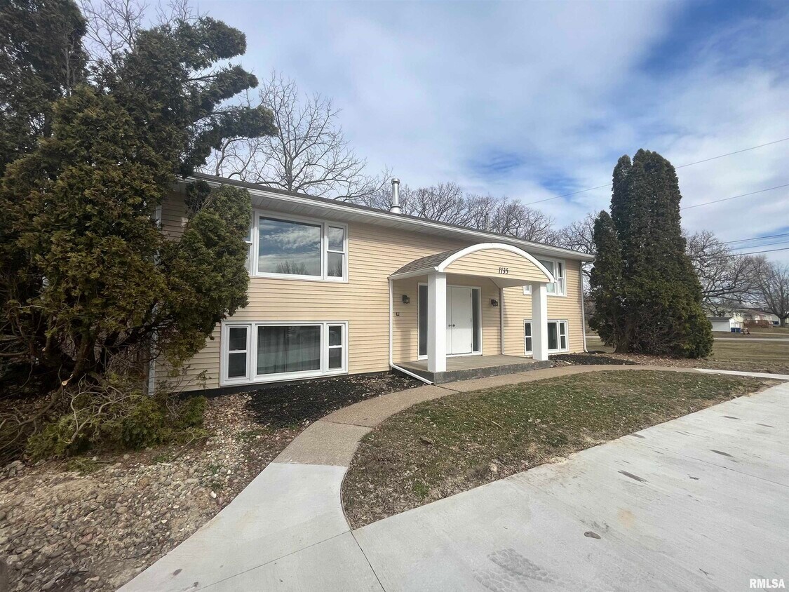 1135 8th Ave Unit 2, Silvis, IL 61282 Room for Rent in Silvis, IL