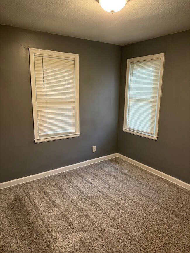 Building Photo - 2BR/1BA Overside Double Car Garage