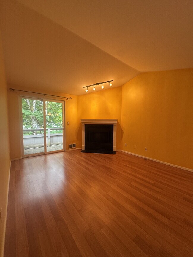 Foto del edificio - Downtown Woodinville Condo Available Now!
