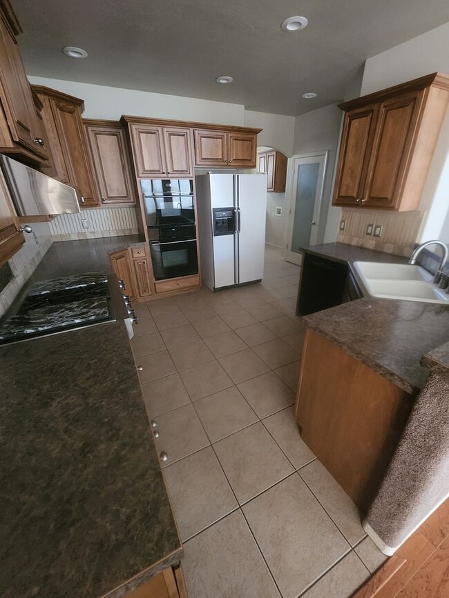 Building Photo - 3 Bedroom 2 Bathroom