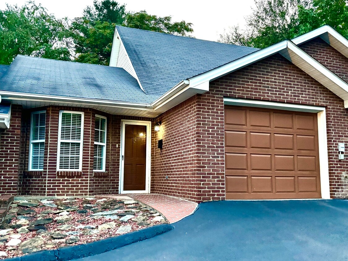 210 E Limestone St, Somerset, KY 42501 Townhome Rentals in Somerset