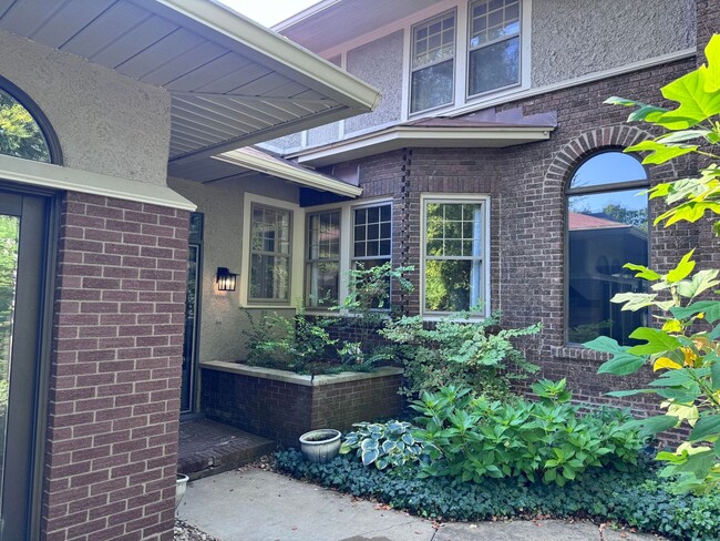 Building Photo - Historical Duplex - Spacious 3 Bedroom, 2.5 Bath Duplex with fenced in private patio.