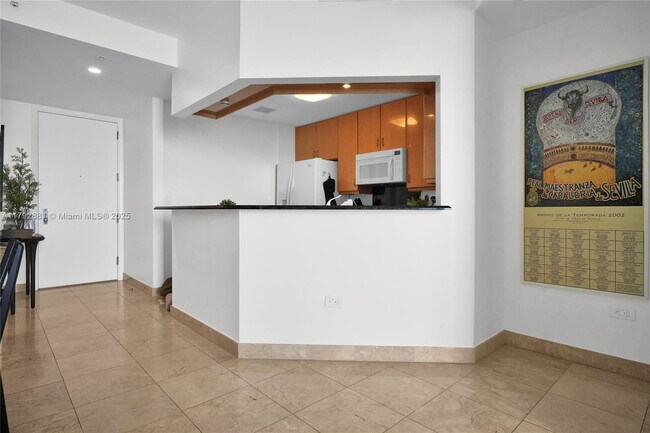Building Photo - 870 Brickell Bay Dr