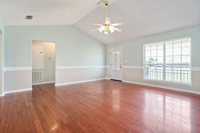 Foto del edificio - 3/2 OFF SILVERHILL AVE