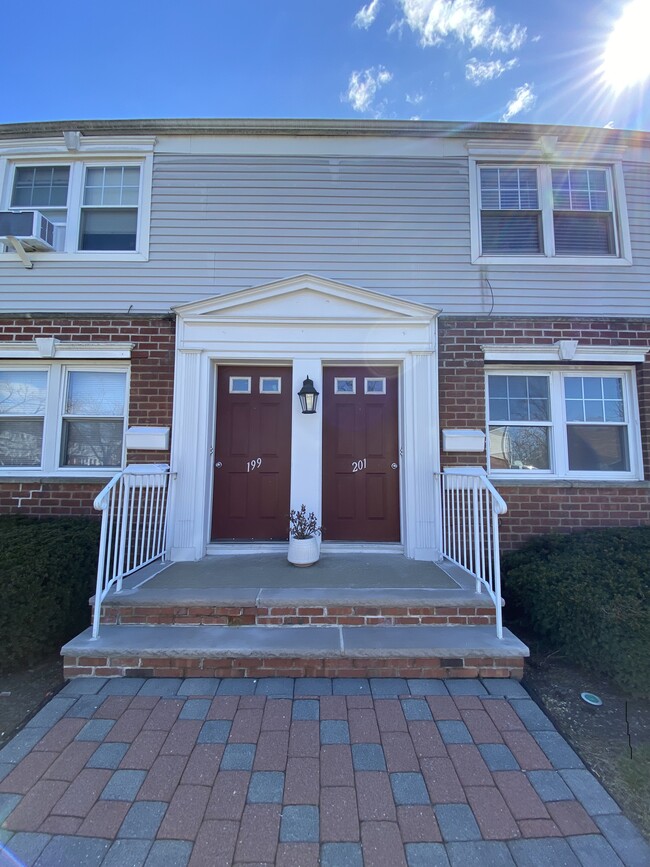 Entranceway - 201 Darwin Ave